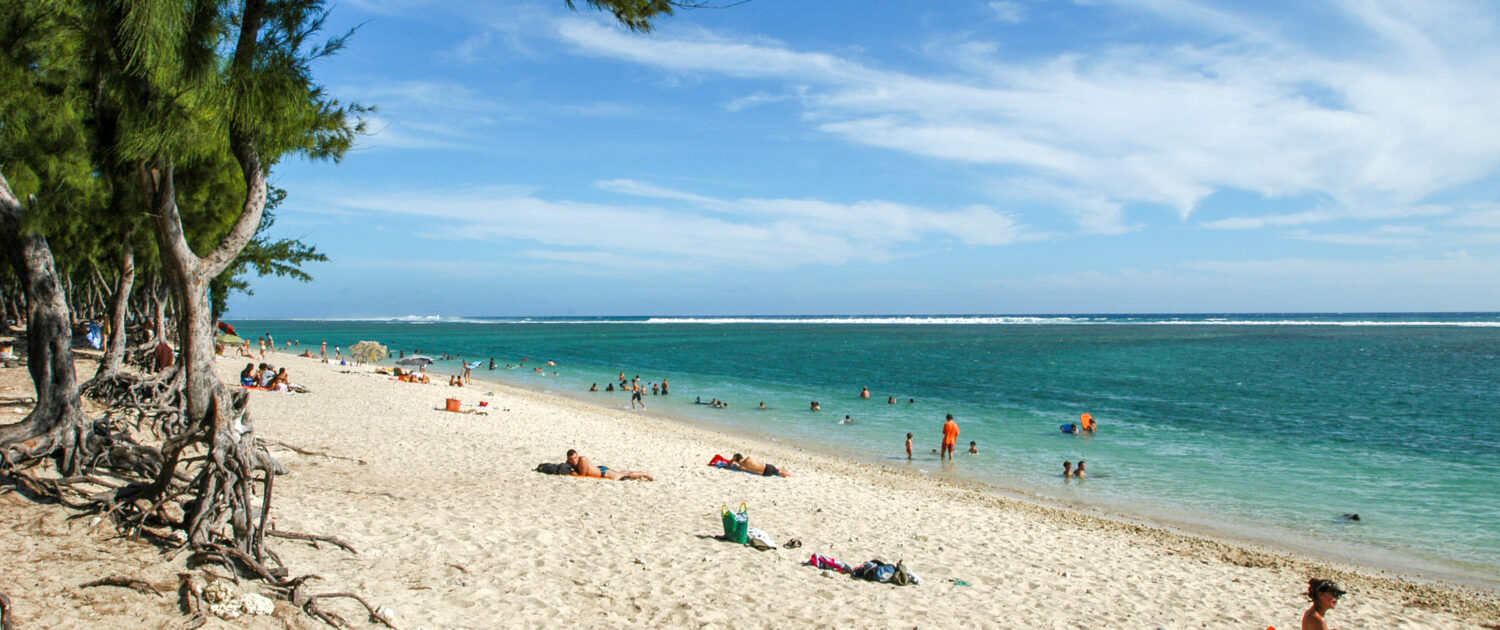 Découvrez la plage de l'Hermitage à Saint-Gilles les Bains avec Keylodge, votre conciergerie saisonnière à la Réunion 
