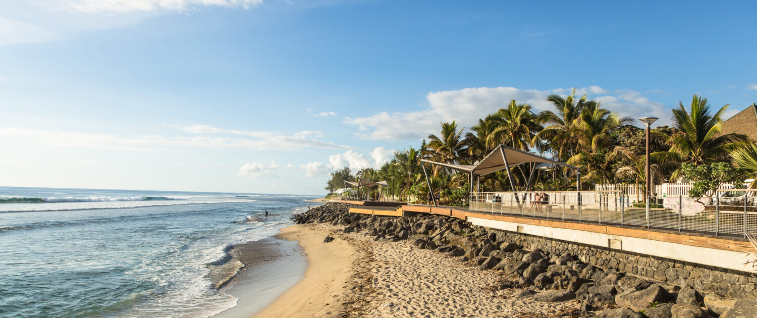Top 10 des plages de la Réunion - Découvrez la plage des roches noires à la réunion avec Keylodge locations saisonnière à la réunion
