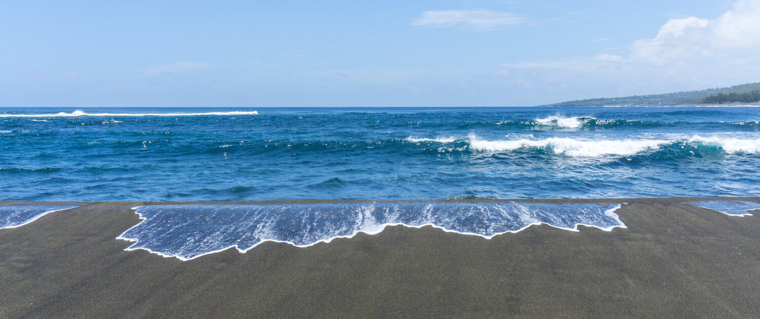 Découvrez le plage de l'Etang-Salé avec les locations saisonnière Keylodge à la Réunion